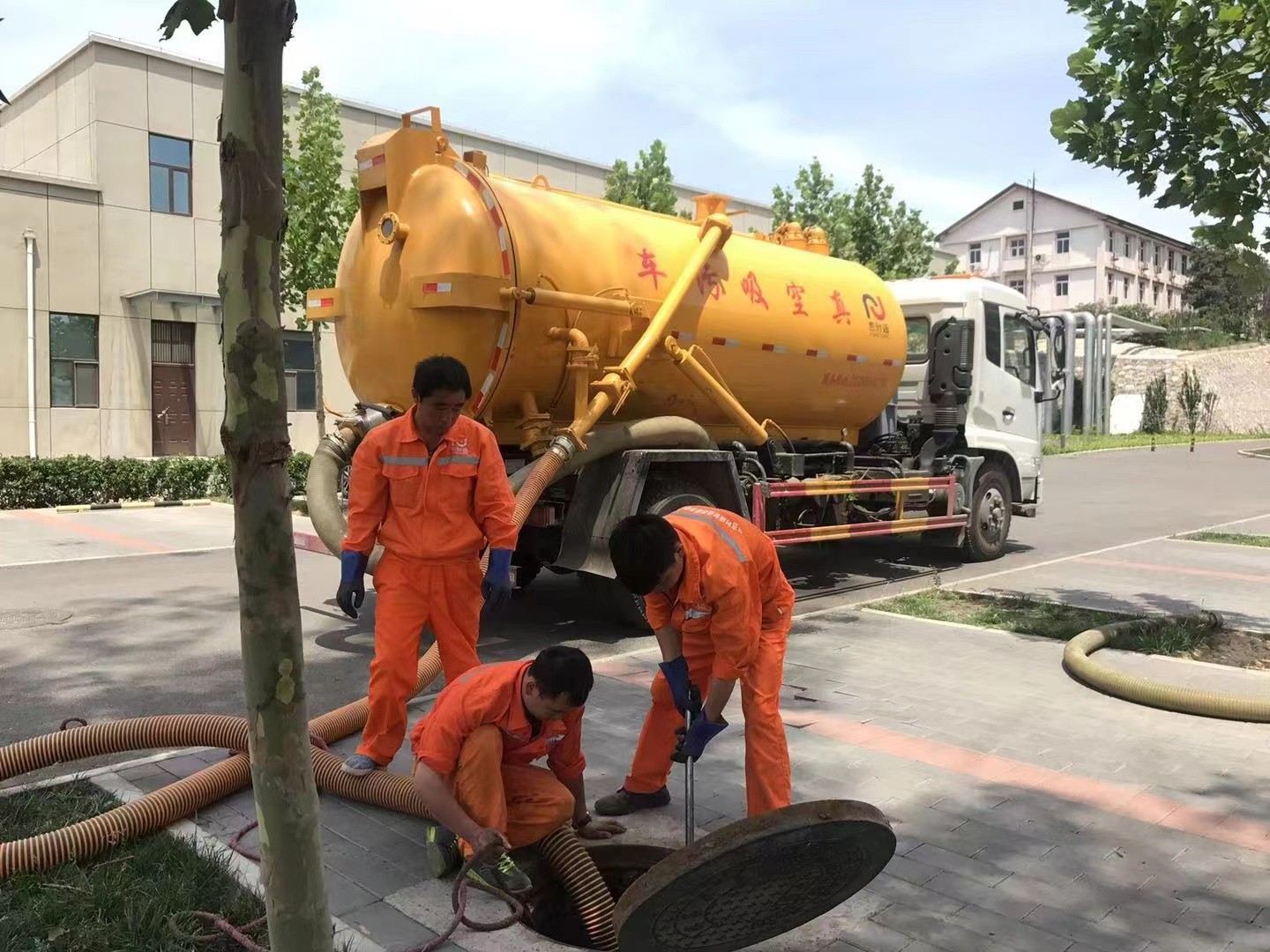 上林管道疏通车停在窨井附近