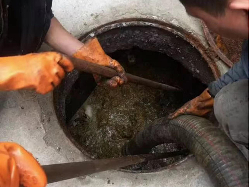 上林清理化粪池时如何避免沼气的危害?